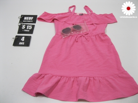 Robe avec lunette de soleil